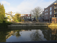 907858 Gezicht over de Vecht op de herinrichting van het binnenterrein op de Veenhof te Utrecht, vanaf de Hogenoord; ...